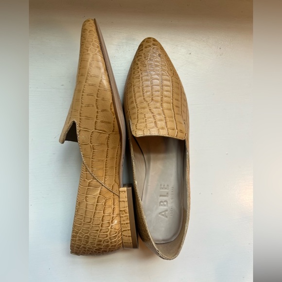 Able Local + Global Lizbeth Crocodile Print Leather Loafers 6.5 - worn once! - Picture 4 of 10